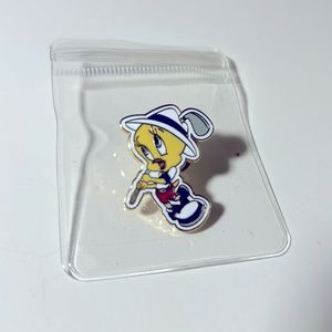Looney Tunes Tweety bird golfing collectible pin vintage